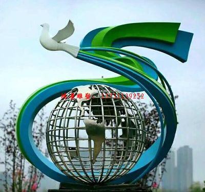 不锈钢地球雕塑上面盘旋和平鸽，广场雕塑加工